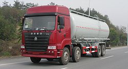 斯太爾前四后八粉粒物料運(yùn)輸車