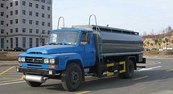 東風尖頭化工液體運輸車