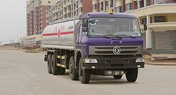 東風前四后八油罐車