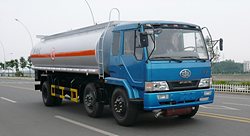 解放小三軸油罐車 