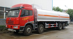 解放前四后八油罐車