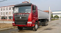 斯太爾后雙橋豪運油罐車